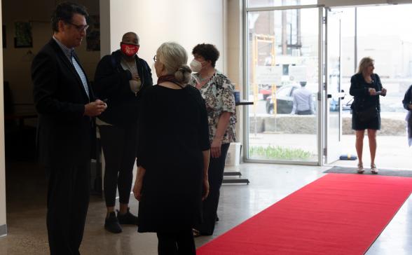 Martin talking with Jean with Bianca and Bonnie in the background in the SPNN gallery